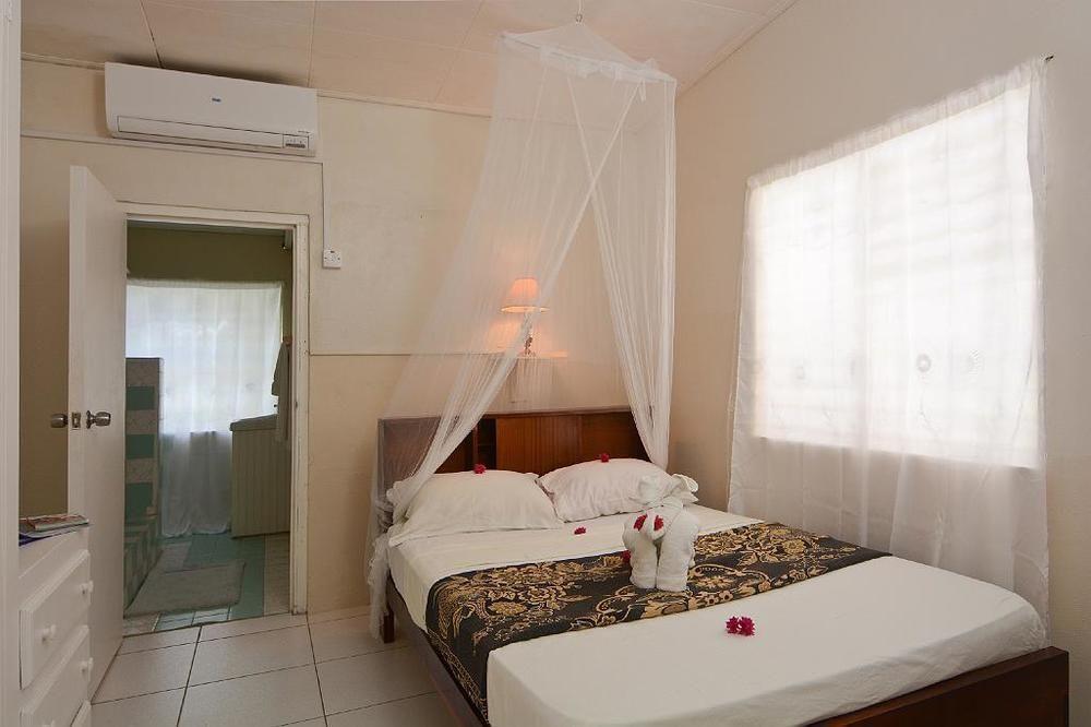 Keegans Beachside Hotel Bequia Island Exterior photo