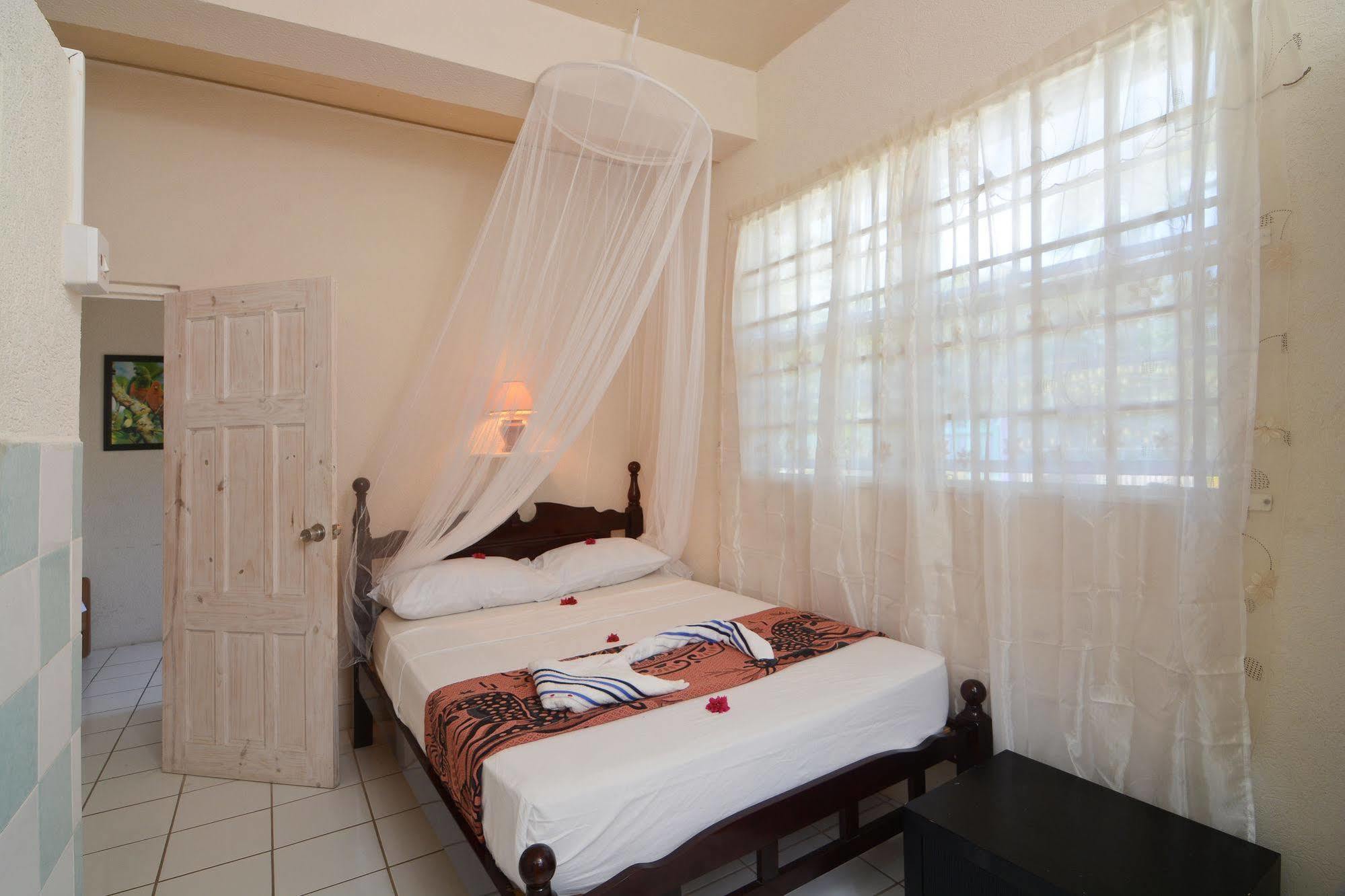 Keegans Beachside Hotel Bequia Island Exterior photo