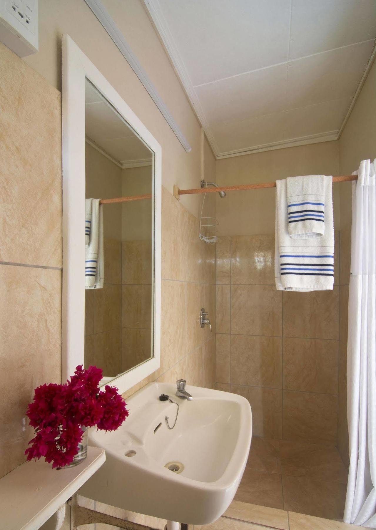 Keegans Beachside Hotel Bequia Island Exterior photo