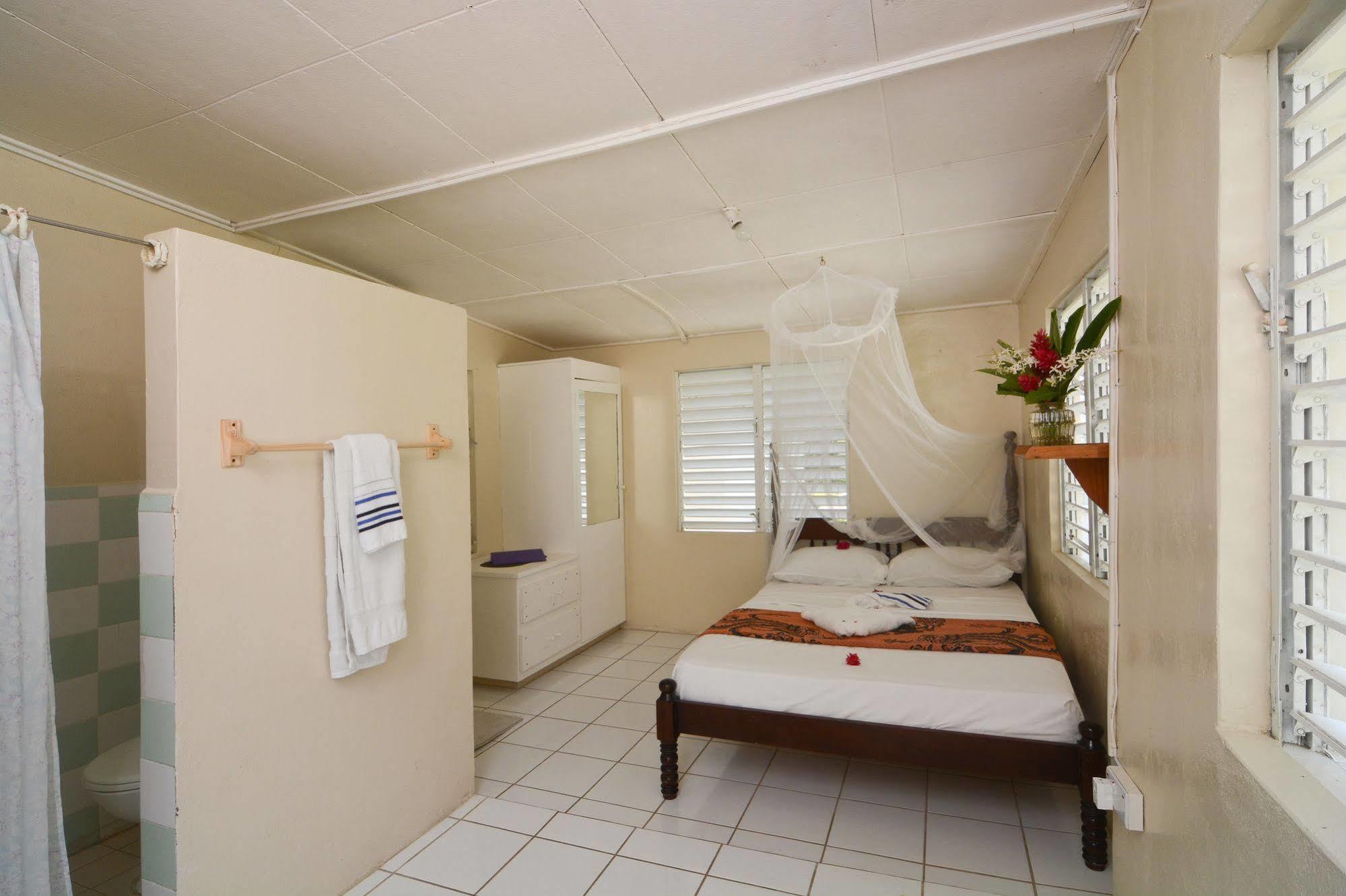 Keegans Beachside Hotel Bequia Island Exterior photo