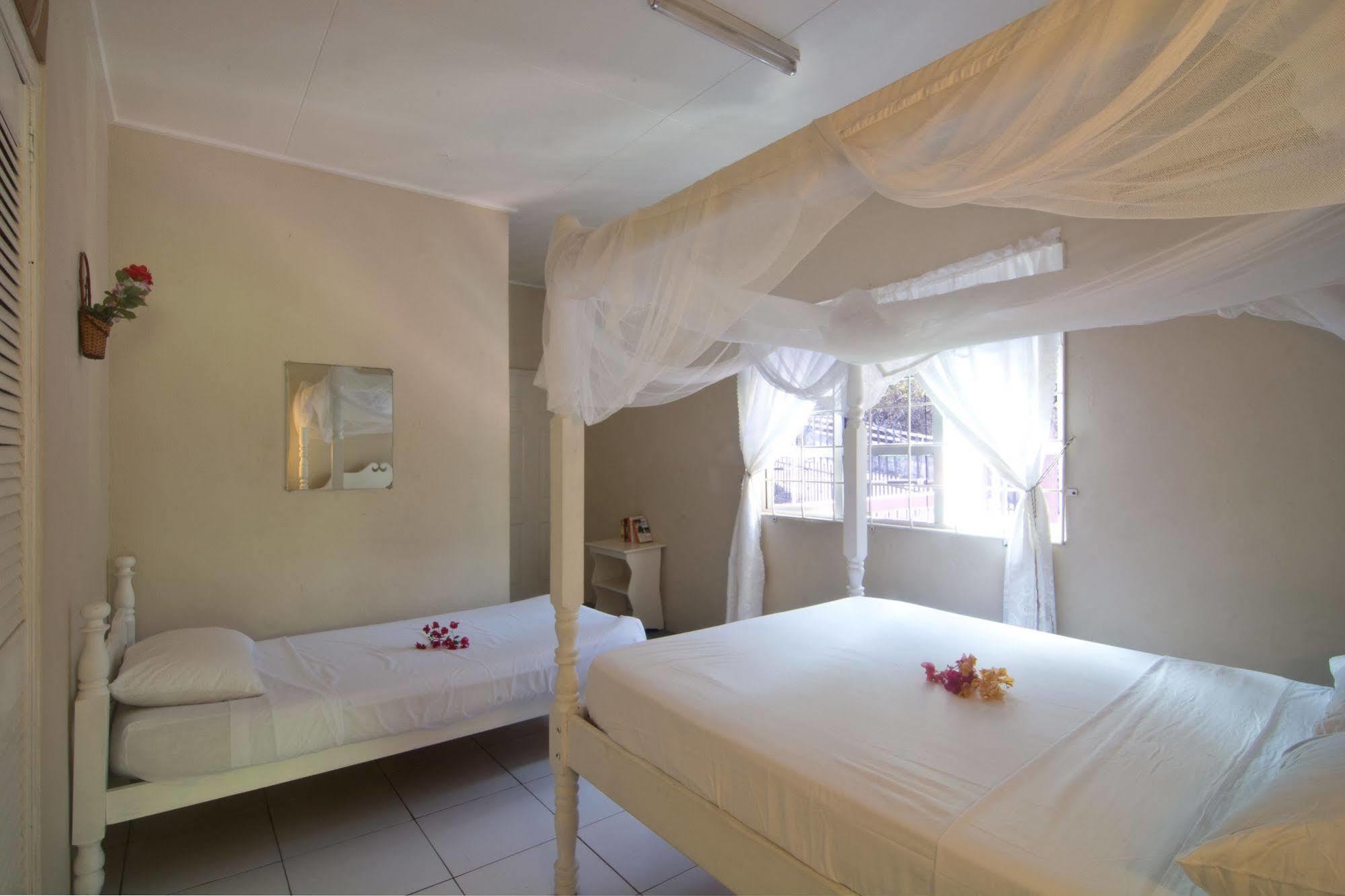 Keegans Beachside Hotel Bequia Island Exterior photo
